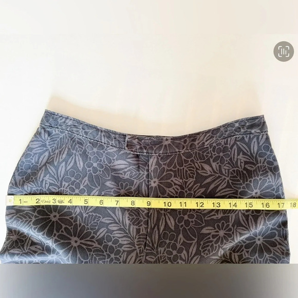 Tommy Bahama Women's Black Gray Floral 100% Silk Cropped Pants 6 - Picture 8 of 11
